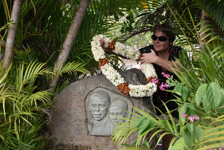 La ministre des Outre-mer, Annick Girardin, le 22 janvier 2018 lors de sa visite dans l’archipel des Marquises à Atuona, HIva Oa, sur la tombe de Jacques Brel.