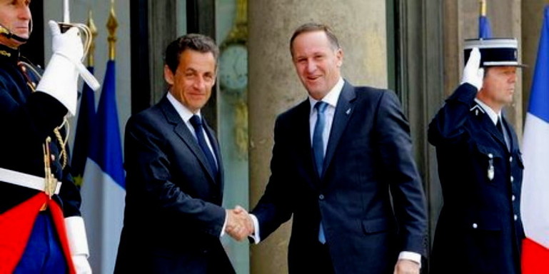 Nicolas Sarkozy et John Key sur le perron de l’Élysée mercredi 27 avril 2011