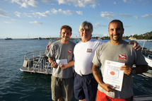gauche à droite : Nikita WROUBLEWSKY (directeur des opérations TOPDIVE-Bathys), Narii FAUGERAT (SOS JAPON), Regis PASSERA (Chef de centre TOPDIVE-Bathys Tahiti).