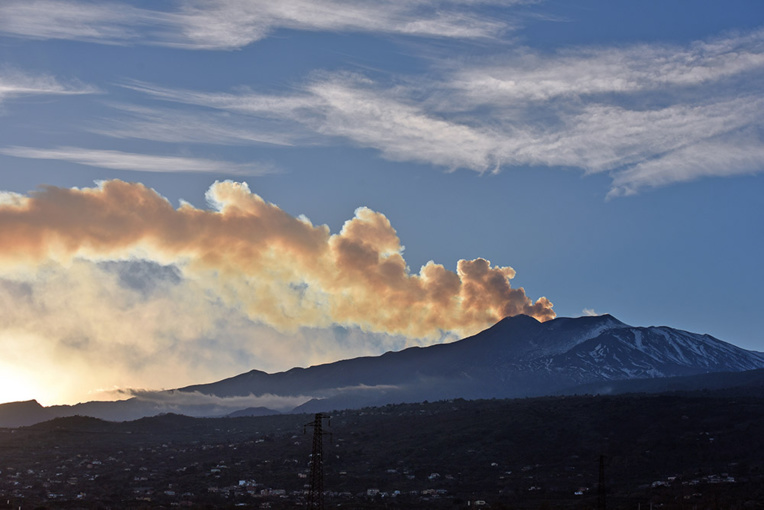 La zone du volcan Etna, en éruption, frappée par un séisme de 4,8 La zone du volcan Etna, en éruption, frappée par un séisme de 4,8