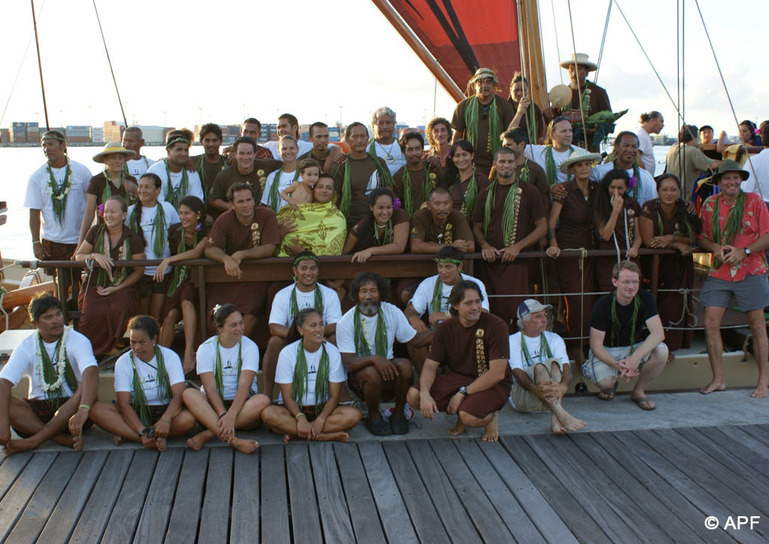 Les deux équipages du "TEMARUMARU ATUA" des îles Cooks et du "FAAFAITE" de Tahiti Nui.