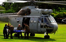 L’hélicoptère français Puma a permis l’évacuation rapide, en mode multinational, d’un blessé australien souffrant d’une hémorragie externe (source photo : US Pacific Command)