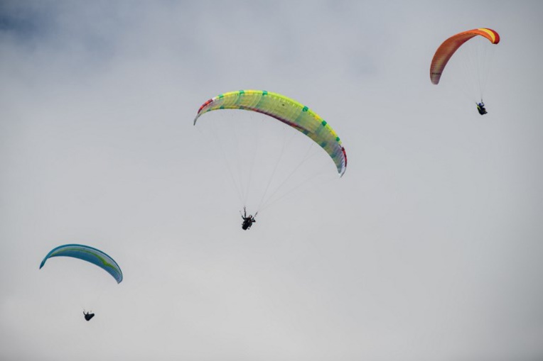 Le parapente comme remède à l'étouffante densité hongkongaise