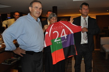 Christophe Faure, Directeur Financier et administratif du groupe Accor Polynésie et Claire Blondel, directrice du Sofitel Tahiti dévoilent le nouveau Maillot des Vieilles pompes devant le président du club Jean-Luc Mathieu