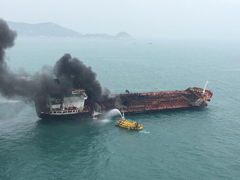 Hong Kong: un mort et deux disparus dans l'incendie d'un pétrolier Hong Kong: un mort et deux disparus dans l'incendie d'un pétrolier