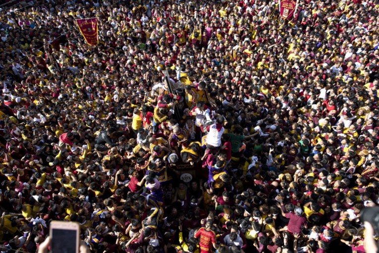 Dans l'espoir d'un miracle, les catholiques philippins défilent avec le "Nazaréen Noir"