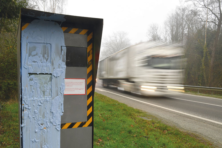 "Gilets jaunes": près de 60% des radars dégradés, gouvernement et associations s'alarment "Gilets jaunes": près de 60% des radars dégradés, gouvernement et associations s'alarment