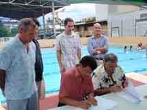 Séverin LIU et Jean SUEN KO signent la convention.