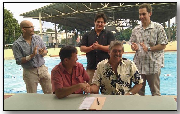 De gauche à droite : Thierry D’ANGELO Inspecteur de la Jeunesse et des Sports (MAAT), Séverin LIU, Directeur du Collège Anne-Marie JAVOUHEY, Teiki TETAHIOTUPA, Conseiller Technique Fédéral (FTN), Jean SUEN KO, Président de la Fédération Tahitien