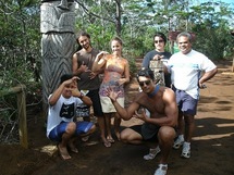 Les 4 fi nalistes de « 9 semaine et 1 Jour » De gauche à droite : Gaston Temauri, Luc Totterwitz, Vaiteani Teaniniuraitemoana, Tamarua Haoa, Naia Patacconi-Silvestrini, Martin leur chauffeur, et… José Antunes, chargé de production Polynésie 1ère,