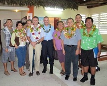 Raivavae 1 : La mission conjointe Etat/SPC accueillie à son arrivée à Raivavae par le maire Bruno Flores.