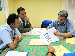 La commission d’ouverture des plis de l’appel d’offres s’est réunie le soir même de l’arrivée de la délégation à Raivavae.