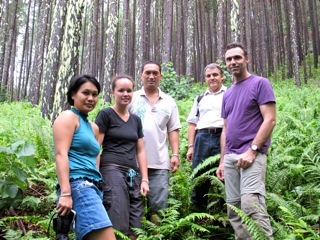 En visite sur le terrain du futur réservoir d’eau potable. A droite: MM Eric BERTHON, Jean SILVESTRO. Au centre M. Bruno FLORES, le maire de Raivavae. A gauche de la photo Mlles Isabelle TCHANG, adjointe administrative de la SAIA et Vaihere RICHMOND, i