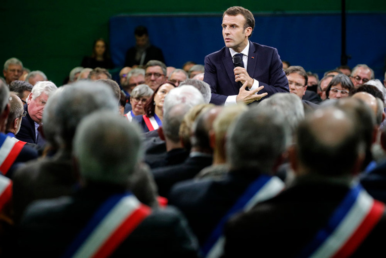 "Gilets jaunes" : "une chance" de "réagir plus fort" dit Macron en lançant le grand débat