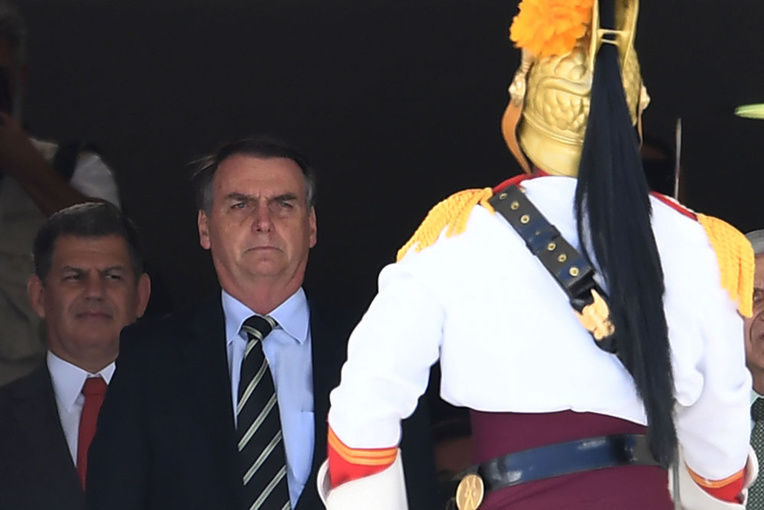Bolsonaro arme les Brésiliens au nom de la "légitime défense" Bolsonaro arme les Brésiliens au nom de la "légitime défense"