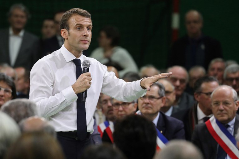 Grand oral marathon pour Macron devant des maires sans concession