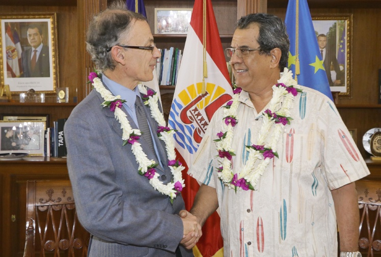 Edouard Fritch reçoit l’ambassadeur Hervé Dejean de la Batie