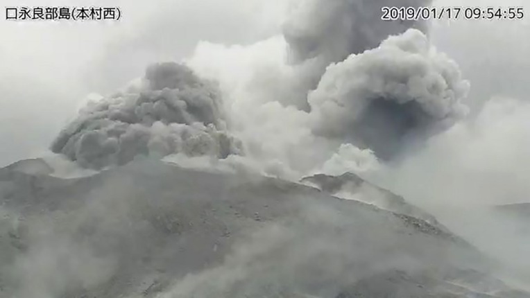 Japon: éruption d'un volcan sur une petite île du sud-ouest