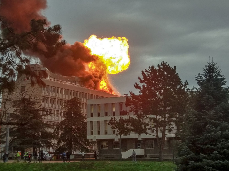 Villeurbanne: incendie et explosions spectaculaires sur le toit de l'université, trois blessés légers