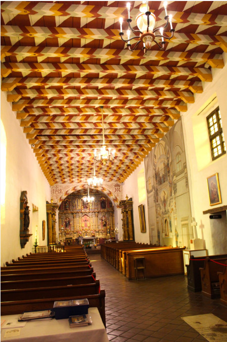 L’intérieur de la Mission Dolores, avec son plafond d’origine peint de motifs indiens.