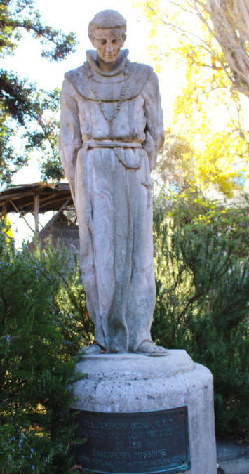 Dans le cimetière de la mission, une statue a été érigée, en hommage au père Serra.