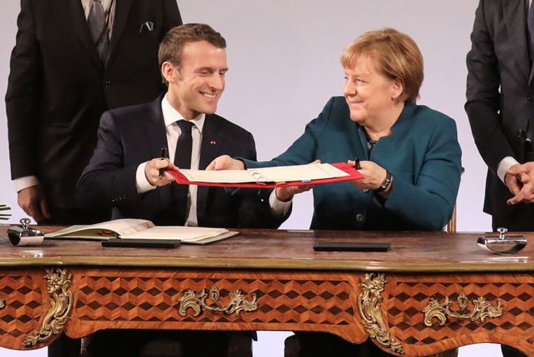 Macron et Merkel signent un nouveau traité, attaqué par les nationalistes