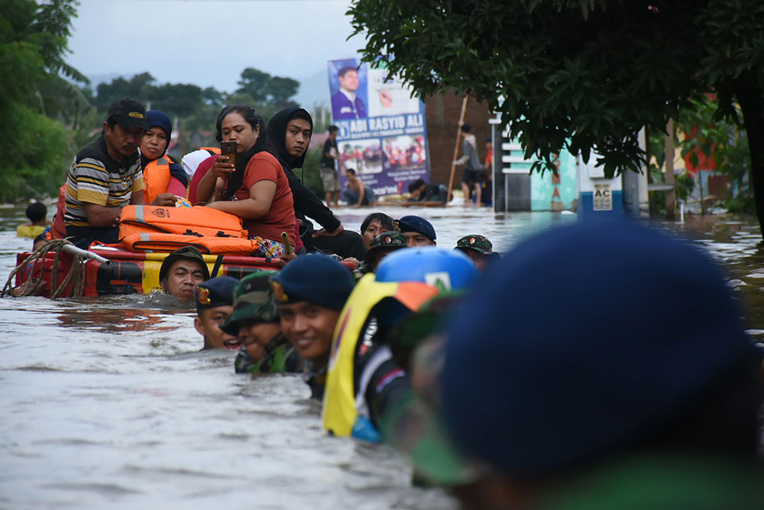 Indonésie : au moins 8 morts après des inondations et glissements de terrain Indonésie : au moins 8 morts après des inondations et glissements de terrain