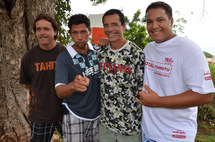 De g. à d., Hiro Tetuanui (candidat), André Vohi (producteur), Xavier Delongeaux (candidat) et un représentant de la pension Cécile