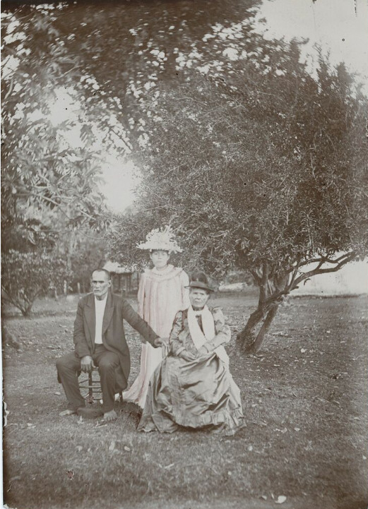 Sur cette photo datée de 1905, la reine Tamaeva V (à droite, assise) pose avec sans doute son époux et avec une jeune parente.