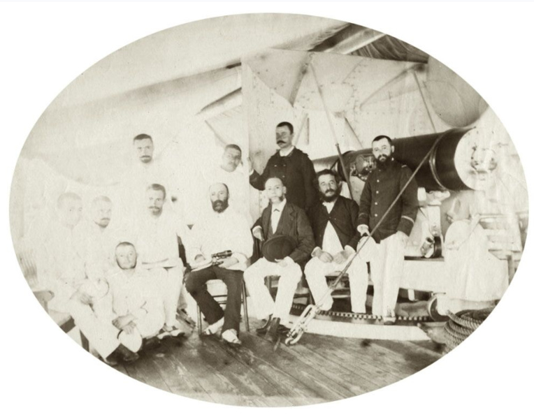 Le gouverneur Lacascade (3e à partir de la droite, assis) à bord du navire La Dives, lorsqu’il a intégré Rimatara au protectorat français en 1889.