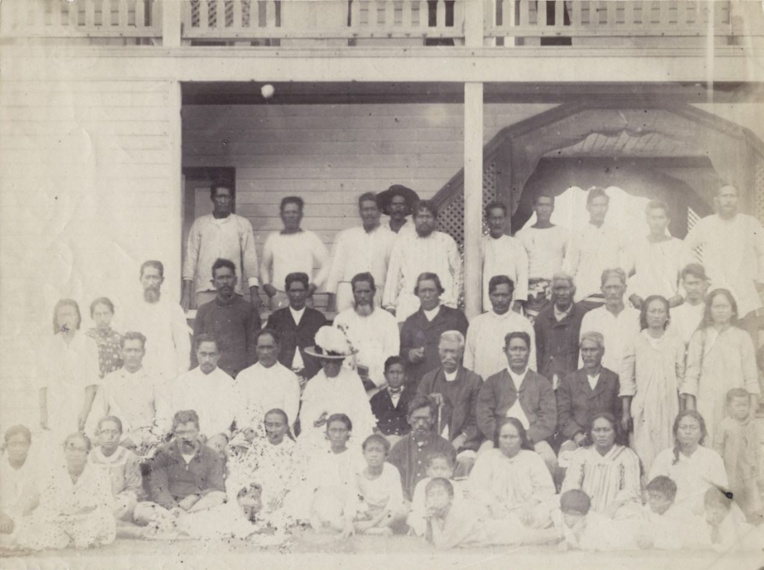 La famille royale de Rurutu avec, au centre (2e rang), le petit roi Teuruarii IV qui intégra son royaume à l’ensemble français un an avant Rimatara. La famille royale de Rurutu avec, au centre (2e rang), le petit roi Teuruarii IV qui intégra son royaume à l’ensemble français un an avant Rimatara.