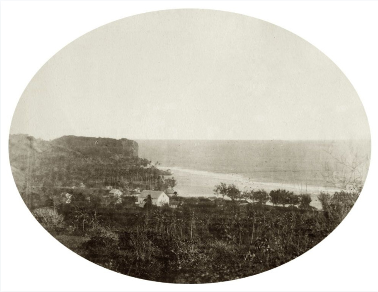 Une vue de Moerai, à Rurutu, en 1889, au moment où cette île et Rimatara intégrèrent le protectorat français.