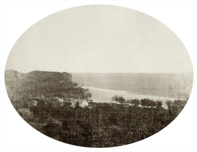 Une vue de Moerai, à Rurutu, en 1889, au moment où cette île et Rimatara intégrèrent le protectorat français. Une vue de Moerai, à Rurutu, en 1889, au moment où cette île et Rimatara intégrèrent le protectorat français.