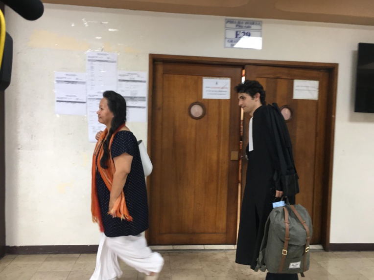 Sandra Faraire avec son avocat ce jeudi matin au tribunal de Papeete. Sandra Faraire avec son avocat ce jeudi matin au tribunal de Papeete.
