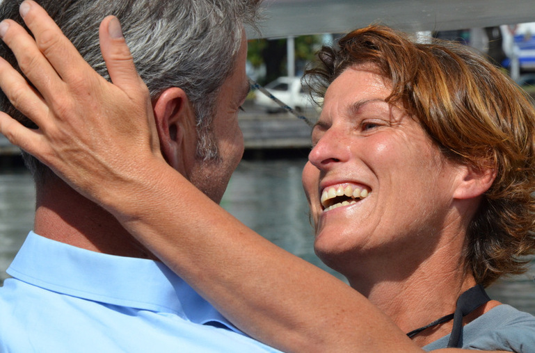 L’émouvante arrivée de la navigatrice Anne Quéméré à Papeete VIDEO