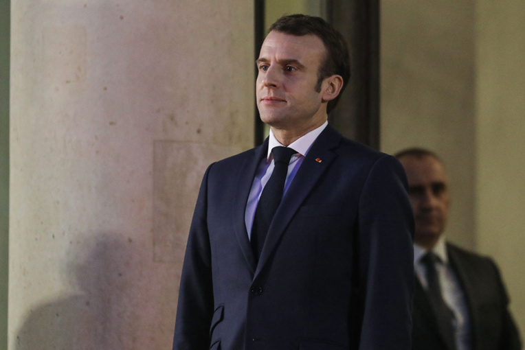 Quand Emmanuel Macron s'appuie sur sa jambe droite