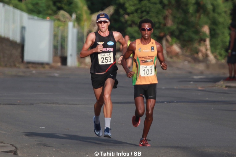 Les deux athlètes sont restés au coude à coude pendant les deux premiers tours Les deux athlètes sont restés au coude à coude pendant les deux premiers tours