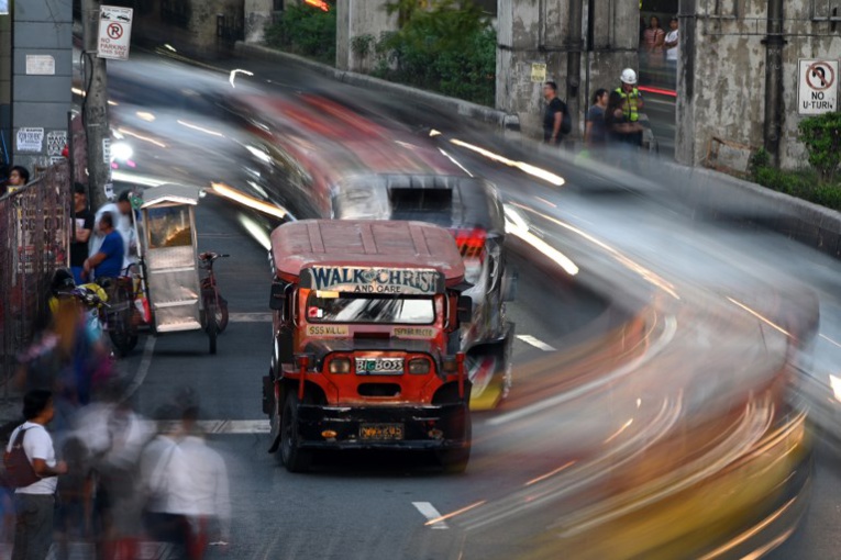 Avec les "jeepneys", c'est tout un art qui disparaît aux Philippines Avec les "jeepneys", c'est tout un art qui disparaît aux Philippines