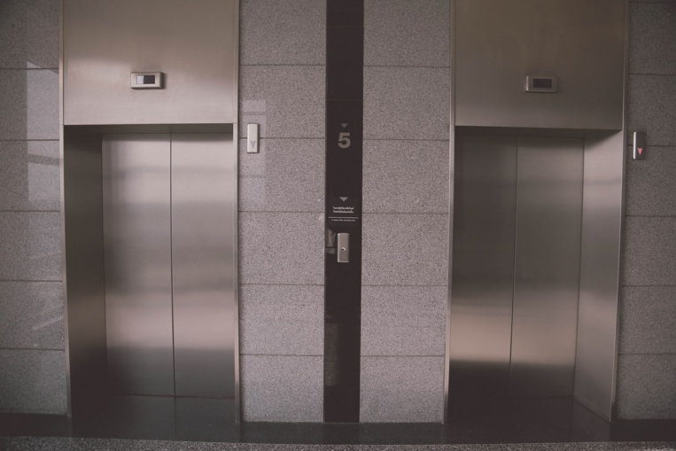 Une femme de ménage coincée 3 jours dans l'ascenseur d'un milliardaire à New York