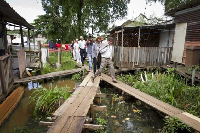Photo d'archive - Le secrétaire d'Etat au Logement, Benoist Apparu (D), visite le quartier de la Mâtine à Cayenne concerné par le plan de résorption de l'habitat insalubre, le 23 juillet 2010.