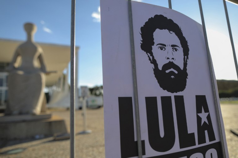 Brésil : son frère déjà enterré, Lula refuse de sortir de prison