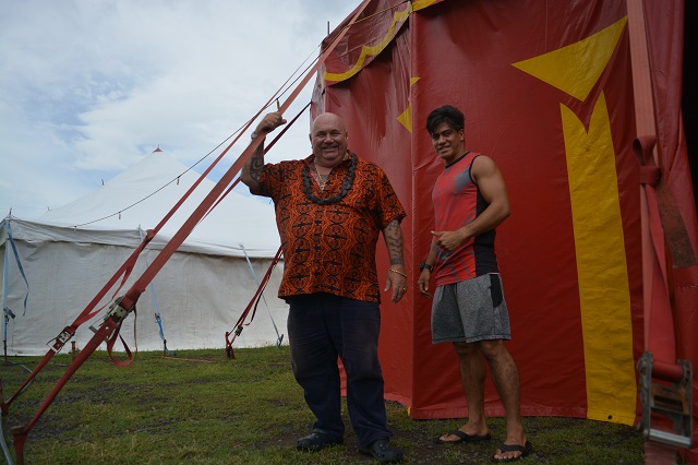 La troupe du Magic Circus of Samoa est orchestrée depuis plus de 30 ans par Bruno Loyal dont les parents étaient eux-mêmes des artistes de cirque.
