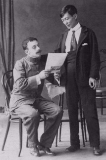 (Debout) Nguyen Van Cam, dit Ký Dông.