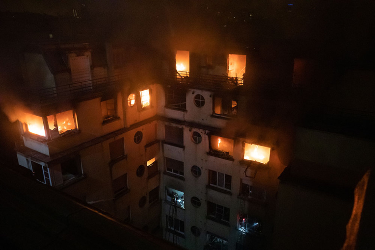 Dix morts dans l'incendie d'un immeuble à Paris, piste criminelle privilégiée Dix morts dans l'incendie d'un immeuble à Paris, piste criminelle privilégiée
