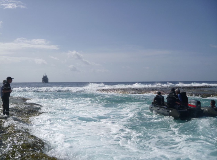 Le Bougainville porte secours à un voilier au Kiribati