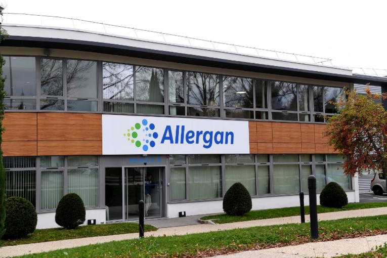 Implants mammaires Allergan: des femmes déposent plusieurs plaintes contre X