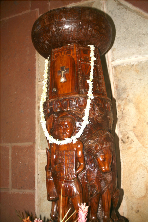 La plupart des sculptures en bois ont été taillées dans du tamanu, qui était, jadis, l'arbre sacré dont le bois était réservé à la fabrication des idoles. Les sculpteurs ont aussi largement utilisé le tou.