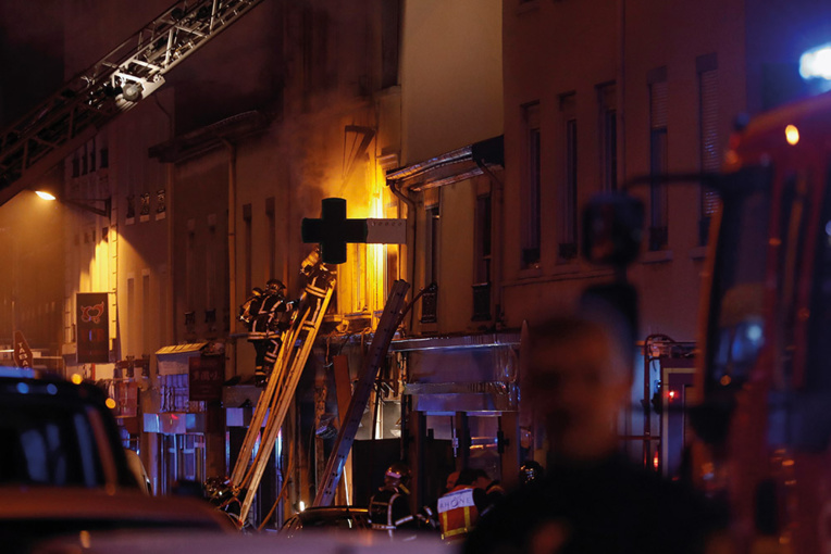 Une femme et un enfant périssent dans un incendie à Lyon, la piste criminelle privilégiée