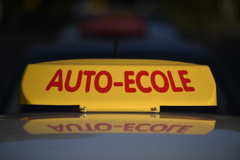 Opérations escargots des auto-écoles contre "l'ubérisation" du permis Opérations escargots des auto-écoles contre "l'ubérisation" du permis