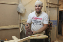 Kevin Holozet, fabriquant de rame de va'a : " La demande explose à l'international " Kevin Holozet, fabriquant de rame de va'a : " La demande explose à l'international "